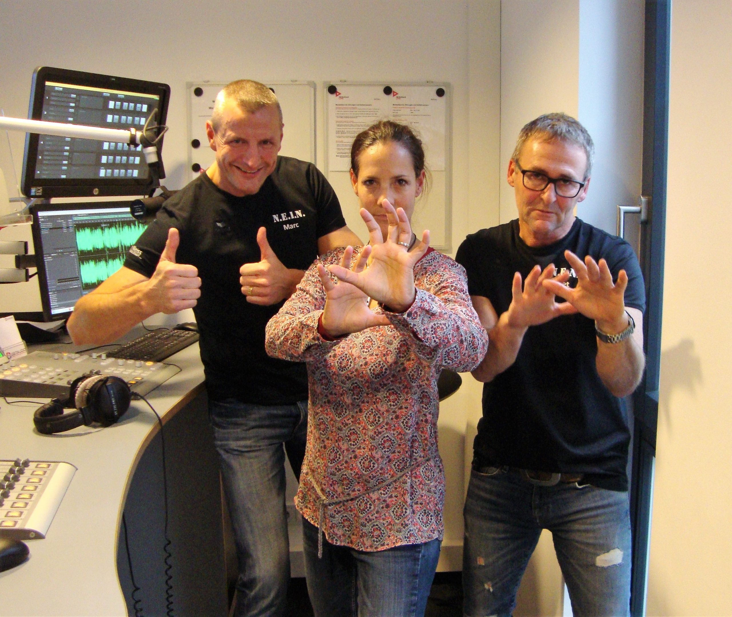 Projekt N.E.I.N. bei Radio Neckaralb Live zu Gast. Von links: Marc Louia, Moderatorin Carmen Emili, Peter Datz. Sie haben das Interview verpasst? Hören Sie es jetzt! Auf der Unterseite "Selbstschutz Allgemein" finden Sie ganz unten den Link.