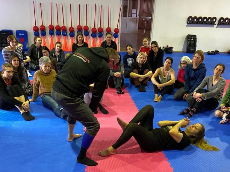 Trainer Peter Datz zeigt wie man sich am Boden verteidigt