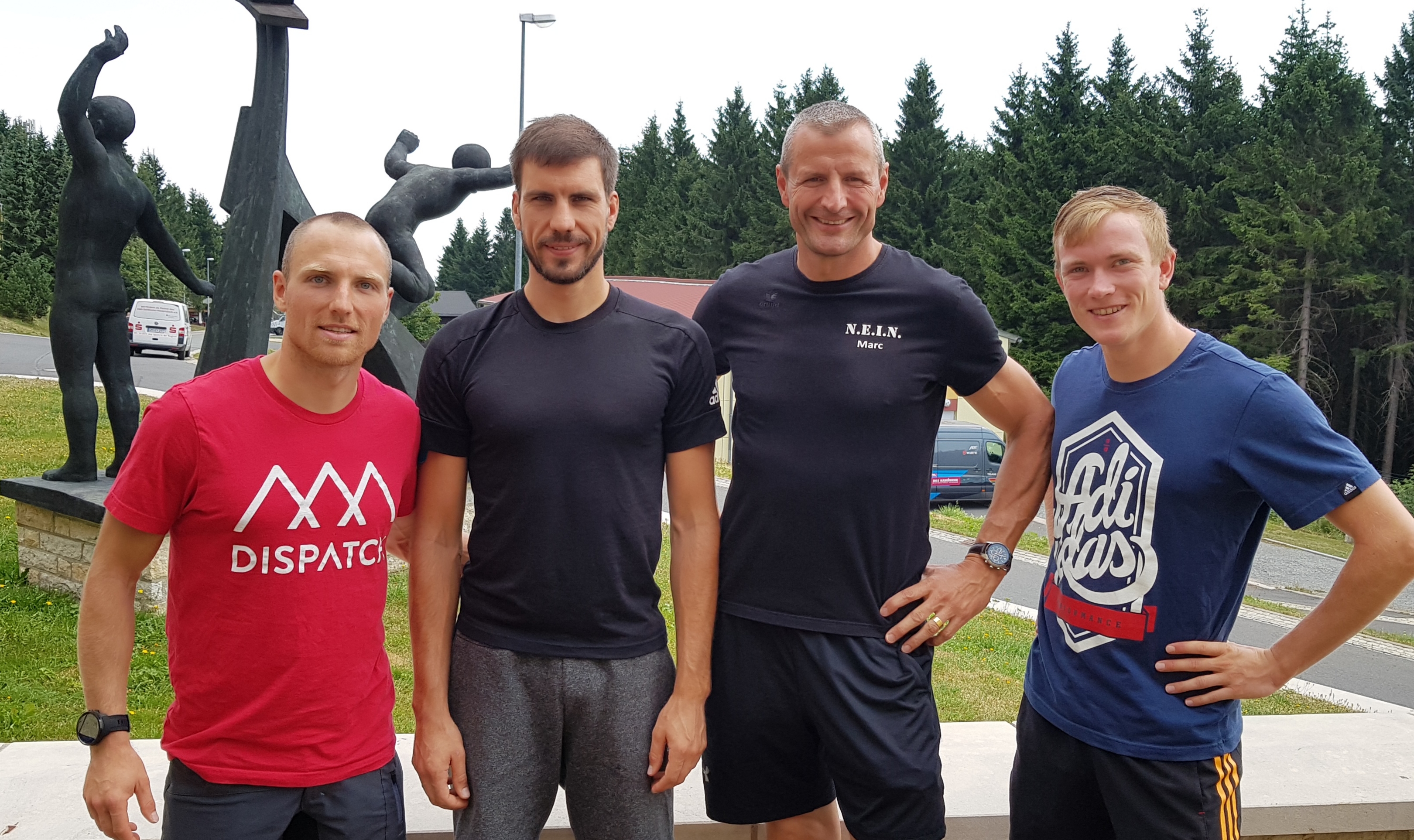 Unser Trainer Marc Louia im Kreise der Weltklasse-Biathleten. Von links: Eric Lesser, Arnd Peiffer, Marc Louia, Benedikt Doll.  Foto: privat