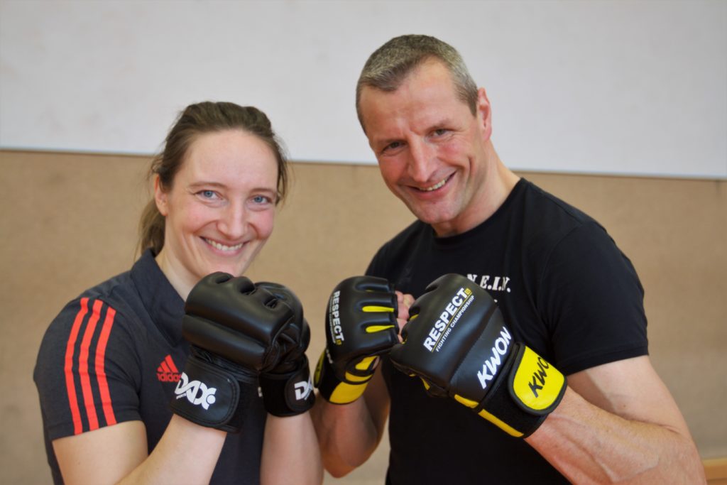 Tatjana Hüfner, Olympiasiegerin und 6-fache Weltmeisterin im Rennrodeln gemeinsam mit Marc Louia, Leiter Projekt N.E.I.N.. Foto: Tobias Jansen, Bundeswehr