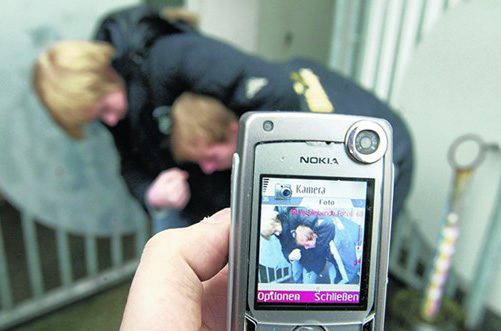 Mitschüler werden verprügelt und dabei gefilmt - das sogenannte "Happy Slapping". Foto: Bundeverband Gewaltprävention