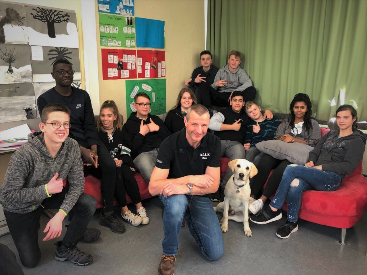 Schulbesuchshund LEO mit seiner ersten Klasse. Foto: Gutenberg-Schule